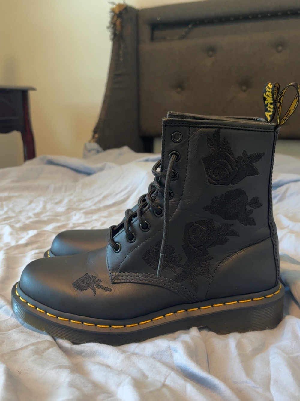 Dr. Martens 1460
VONDA MONO WOMEN'S FLORAL Lace-Up 8-Eye Boot size US 8 woman’s